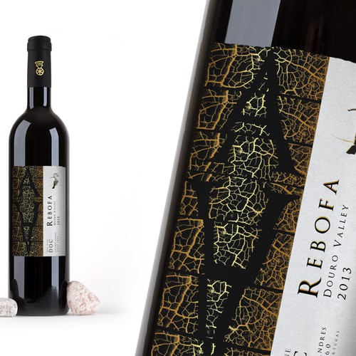 Create a label for a red wine from the Douro Valley - Portugal